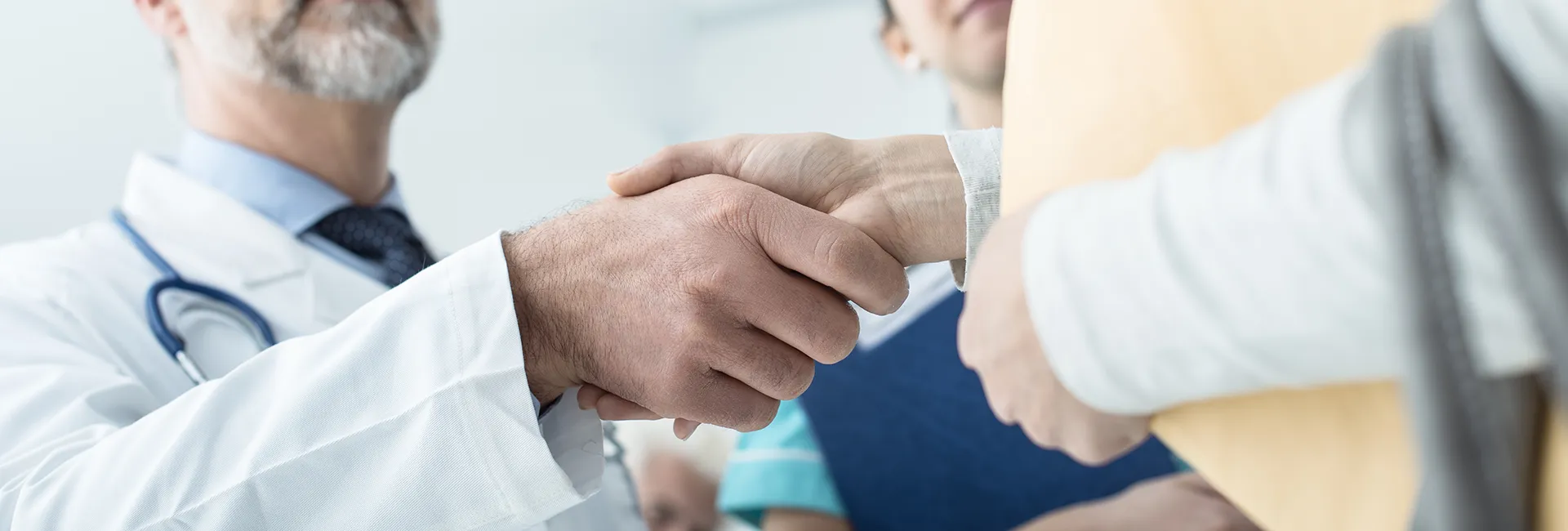 Stellenangebote RZ St. Radegund:  Handschlag Arzt und Patientin