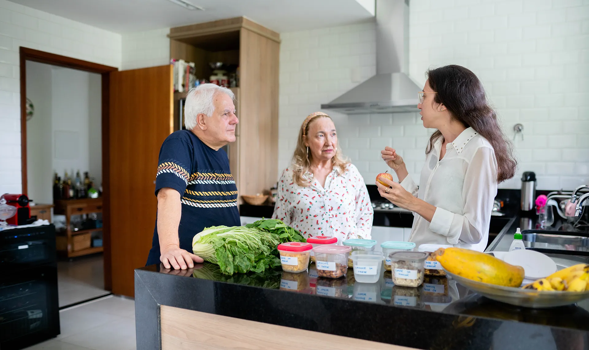 Diätberatung im Reha-Zentrum St. Radegund – Diätologin erklärt Patient*innen gesunde Ernährung in der Küche