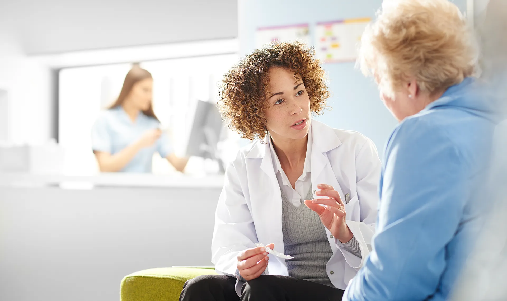Ärztliche Betreuung im Reha-Zentrum St. Radegund – Ärztin im Gespräch mit Patientin